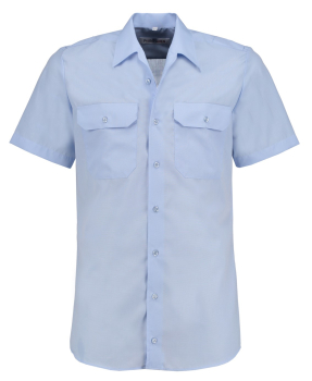 Zu sehen ist das geradlinig geschnittene hellblaue kurzarm Diensthemd aus 100% Baumwolle.